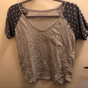 Geometric design on sleeves short sleeve shirt